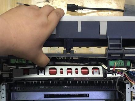 #惠普m1005拆机视频 #惠普M1005后进纸组件更换 #沭阳欣鸿盛打印机维修服务中心 #沭阳打印机维修最专业的人 #沭阳打印机维修 惠普M1005卡纸 打印慢 维修更换后进纸组件维修案例展示。