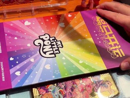 如果在马年能收到小马宝莉彩色纪念金条,打开的瞬间满满的仪式感 3D浮雕工艺超还原,还有收藏证书和鉴定证书,限量发行库存不多,快来直播间看看吧~#小马宝莉 #小马宝莉新世代 #春节送礼 #马年生肖 #马年限量版