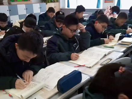 学校不但要求作业正确率高,也要求孩子写作业坐姿端正!一个好学校,好老师让孩子受益一生!李佳颖注意你的坐姿!感谢王老师对我孩子的提醒!#加油少年未来可期 #一起学习一起进步