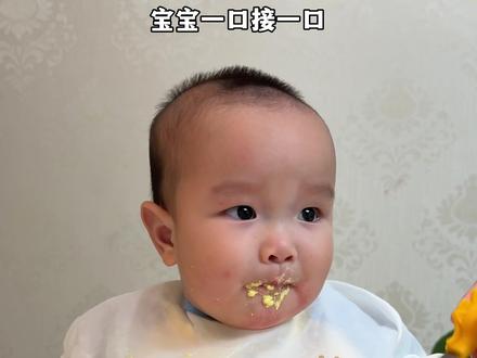 来看看9个月宝宝身高77厘米体重20斤 一天两顿辅食都吃了点啥?
上午十点吃超简单的奶香蛋黄羹,Q弹爽滑,奶香十足,宝宝一口接一口!下午五点喝山药胡萝卜小米糊,千万别给宝宝喝的太频繁,怕他脾胃好了面色太红润!#宝宝辅食 #辅食教程 #宝宝爱吃 #吃辅食的宝宝