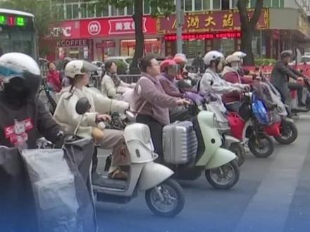 汕头严查路口越线停车!非机动车将被处罚20元! 汕头严查路口越线停车!非机动车将被处罚20元! #汕头 #蓝色河畔 #潮汕