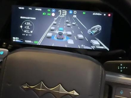 方程豹钛7仪表盘电量显示,从剩余里程和百分比的来回切换语音助手更改指令,因为行驶过程中去车机里面里面设置很麻烦,而且语音助手吧有点呆,只能通过固定的唤醒词才能更改