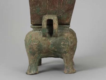 最近一段时间、因为南京博物院的时间,很多网络博主就就讲深圳博物馆很放心、理由是深圳博物馆没什么珍贵文物,这种段子虽然好笑、但是实在是误导、带歪了。深圳博物馆馆藏历史珍贵文物确实不多、但是绝对不是这些段子描述的那样自由一些华强北电子产品之类的,其实仅仅青铜器就有135件、其中不乏带有铭文的精品。
深圳博物馆建馆初期、就得到了国家文物局等单位的大力支持、从各地博物馆调拨了不少文物,还有一部分是深圳公安局和海关查获移交的文物、另外也有部分社会捐赠和征集,有不少文物是非常值得欣赏的。#博物馆 #南京博物院 #深圳博物馆 #博物馆奇遇记 #博物馆奇遇记