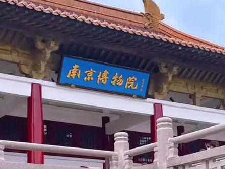 内外勾结实锤了?
南博馆员“封蕾”身份被扒,入股徐湘江公司15年,摇身一变成了南博馆员,这操作,简直出神入化!
封蕾,07年入股南博前院长徐湖平儿子徐湘江公司,整整15年,2022年6月13日离职,巧的是,同一时间她也从南博文创部主任的位置上下来了。
让人惊讶的是,才过了半年,12月16日江苏省职称评审结果一公布,封蕾居然成了南博的馆员!
私企离职才半年,就能顺利挤进事业编的南博,这速度谁能比?
深挖之下发现,封蕾的身份可不一般,居然是南博原办公室主任周光仪的女儿。
一边是前院长的儿子开公司,一边是前办公室主任的女儿当股东,两人里应外合干了15年。。。
看看封蕾的头衔:
原南博文创部副主任、江苏省长江文物艺术发展公司经理、南博服务部法人,三个身份全都和南博有关系。
正常事业单位招聘要公开报名吧?而封蕾呢,离职私企和入职南博衔接得严丝合缝,丝滑不丝滑?
院长的儿子开公司,干部的女儿当股东,从鉴定到拍卖,一条完整的利益链,这算不算内外勾结?
3个南博关联头衔+15年入股+半年无缝衔接,背后藏着什么?
我想说,南博是国家的博物院,不是哪个人的后花园!普通人几十年寒窗都难进南博,为啥人家就能轻松搞定,这公平吗?