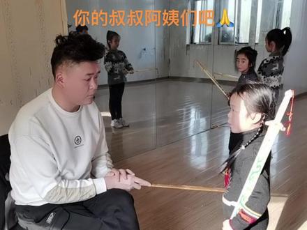 师父尽心尽力的教,徒弟认真努力的学,这样的师徒你们喜欢吗?@抖音小助手 @王鹏羽(尊师王永志) #王永志 #张储储 #师徒 #认真的样子真可爱 #加油少年未来可期