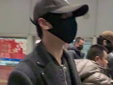 浩翔好温柔🥹🥹🥹@时代少年团-严浩翔 #严浩翔#fo#机场 #抖音