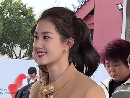 短剧当红派对上,为何票数断层第一的短剧一姐郭宇欣未现身?缺席背后是她对演艺事业的极致坚守#红果当红派对红毯出场 #郭宇欣 #刘萧旭拿郭宇欣人形立牌走红毯 #内容启发搜索 #影娱热点团