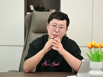 洗烘套装不知道怎么选?推荐4款! 1️⃣海尔的376。FPA直驱电机+双擎热泵1:1正反转,有灰色和白色两款可选,支持精华洗,雾化空气洗,以及智能投放洗衣液,还有羊毛蓝标烘干。
2️⃣小天鹅小乌梅3.0标准版。有金属钛和奶油白两个颜色可选。 实现纯平全嵌设计,机身与 600mm 标准柜体齐平,颜值质感全面提升。搭载了超微除菌气泡水技术,水魔方5大冷水洗,同时释放银离子实现 “净渍除菌二合一”。洗净比达到了夸张的 1.21。
3️⃣海尔云溪4.0 582。搭载了Ai直驱清洁科技,支持AI直驱动精护洗,增加了光等离子除菌功能,杀菌率会更高。烘干机则配备了,雾化空气洗功能,可以实现无水的衣物护理,使衣物更加蓬松,有效的去除褶皱和异味。
4️⃣美的清风明月2.0洗烘塔。BLDC变频电机,10kG的滚筒容量,国际羊毛洗烘双认证,既能冷水精洗,烘干时平均温度控制在42度左右,衣物不会出现缩水起球的情况,洗净比高达1.15。
#洗烘套装怎么选 #海尔云溪40#美的清风明月洗烘套装 #小天鹅小乌梅30 #海尔583