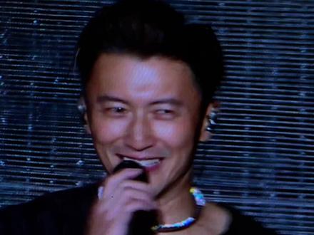 深圳第三场再遇设备事故😂霆锋坦言自己年纪大了,年轻的时候肯定全砸碎!临场多了一段互动环节,还重唱了一遍前前后后左左右右,最后一天的大家真的赚大发啦!你在场吗?#谢霆锋演唱会现场 #谢霆锋深圳演唱会 #神级现场