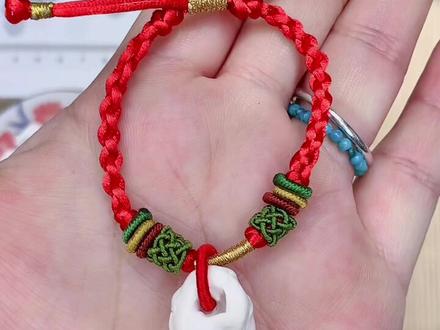 猪惊骨,民间俗语“猪精骨”,是一种辟邪的骨质物质,因来源猪耳内的听骨,故民间俗称猪惊,或者惊骨。主要用于压惊,辟邪之用。
#手工 #猪精手链 #宝宝手链