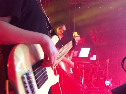Livehouse贝斯手视角,耳返监听内录,建议耳机收听,李荣浩-模特Cover#livehouse #bass #贝斯 #音乐现场 #乐队 #贝斯手