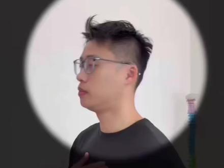 口呼吸毁脸!每天2个动作,下颌线真的会清晰回来
长期口呼吸真的会悄悄变丑:
下巴后缩、下颌线消失、脸不对称……
核心只有一件事:
舌头全程贴紧上颚
不是舌尖,是整个舌面。
每天2个动作,坚持1-2周:
✅ 吸附式舌贴腭训练
发“n”音→吞咽,连续5次
✅ 颏舌肌强化训练
手指轻抵舌头,保持30秒×3组
脸会慢慢变立体,下颌线越来越清晰。
#口呼吸矫正 #下颌线训练 #面部塑形 #变美小技巧#下颚线