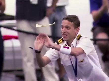 红牛纸飞机大赛世界冠军!EZR冲浪纸飞机制作教程,附图纸