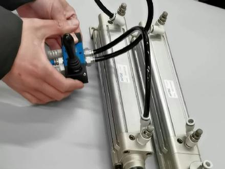 控制亚德客气缸走走停停要求不高一个开关搞定,要求高用机械加紧头!