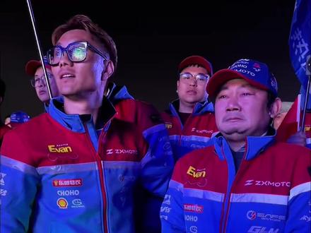 张雪太狠了,冠军奖杯还没捂热就直接捐了#张雪冠军复刻车不到一分钟拍出#张雪发文回应拍卖结果#张雪拍卖会1分钟结束