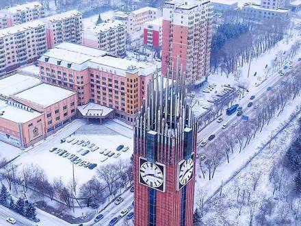 #经典老歌 耳边响起《梦驼铃》的旋律时,总忍不住驻足。那些熟悉的音符,像一把钥匙,轻轻打开了时光的匣子。听过这首歌的人,大多已步入中年。我们曾在年少时,跟着旋律哼着“攀登高峰望故乡,黄沙万里长”,那时不懂乡愁的重量,只觉得曲调里满是豪迈。如今再听,才懂那歌声里藏着的,是一代人的青春,是岁月沉淀下来的温柔与沧桑。《梦驼铃》从来不止是一首歌,它是岁月的回响,是刻在时光里的印记。那些被歌声串联起来的日子,有奔波的疲惫,有相聚的欢喜,也有独行的坚定。愿你我都能像这首歌一样,纵使历经风雨,眼眸里仍有星光,心怀炙热,无畏前行。无论走多远,回头望时,总有一段旋律,温柔了岁月,也照亮了前路。#原创摄影 #情感音乐 #梦驼铃#七台河 @DOU+小助手