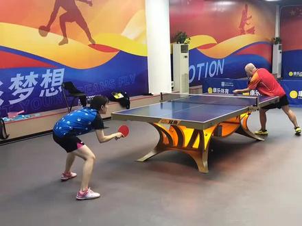 业余球王大战省队美女,这打法太灵活多变了,激战到决胜局