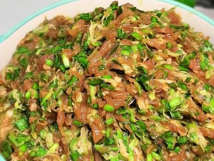 槐花蒸菜好吃,这个槐花肉馅饺子更香更好吃,煮好的饺子鲜嫩多汁,每一口都带着槐花清香,美味😋
#饺子 #槐花饺子 #美食教程#美食分享 #日常分享