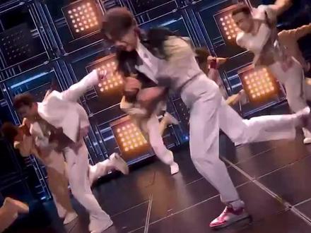 所谓神级救场,就是失误了比没失误还丝滑#王一博 #神级救场 #春晚 #临场反应