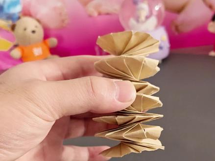 给大家分享一款经典3d螺旋纸弹簧,挑战一下,自己动手试试吧。#手工diy #亲子手工 #折纸 #折纸玩具 #解压