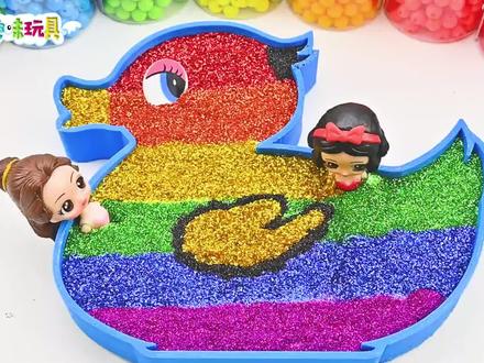 玩具动画:制作彩虹鸭浴缸!将史莱姆作成彩虹足浴盆,太好玩了 #彩泥 #女孩玩具 #diy玩具 #手工玩具