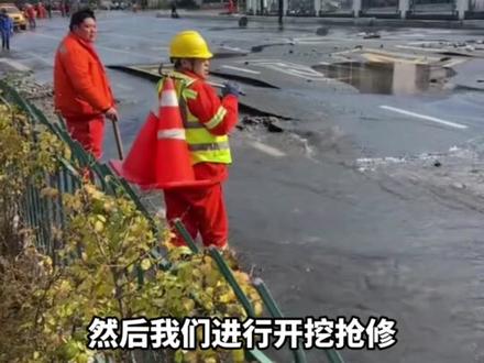 杭州天目山路古墩路口水管破裂, 交警提醒:西溪古墩禁止往北,请车辆绕行西溪路、文三路,水务公司:整个道路修复预计到明天晚上(来源:FM93浙江交通之声、是白萝卜小朋友吖、花啊🌸花啊🌸、我是打工仔)#杭州 #水管 #维修