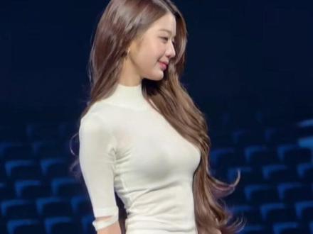 穿上秒变千金女神范显瘦显高直角肩腰臀比绝绝子时尚优雅百搭 #张元英 #张元英同款 #白色毛衣 #半高领打底衫 #半高领毛衣