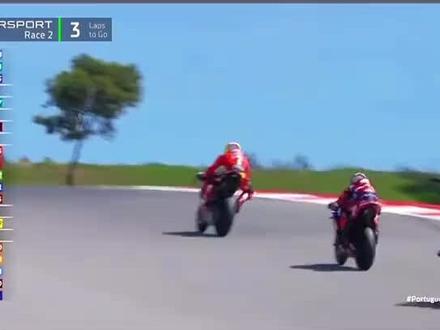 生吃雅马哈,脚踢杜卡迪!放水都能再一次拿第一名,确实真是车牛逼了,采访车手他说车队让他测试一些数据导致失误了,然后落后了 还是能硬生生的拿下第一,确实牛逼!人牛逼!车也牛逼 英雄配好马!#张雪820rr