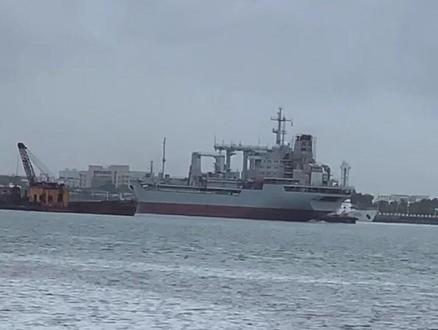 湛江海湾.广州湾.南海舰队所在地,885号补给舰回港.汽笛声声!
