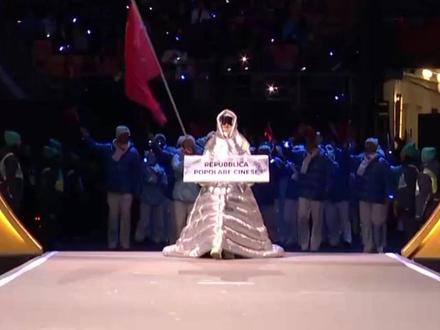 一起为中国队加油!中国体育代表团亮相米兰-科尔蒂纳冬奥会开幕式