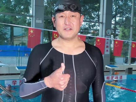 年龄不是一个固定的标准,但是绝大多数都是从6岁开始。因为每个孩子的骨骼发育不同。#游泳培训 #少儿游泳