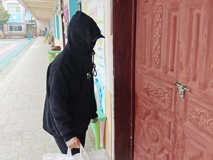 拒绝“糖衣炮弹🍭
防拐“练”入童心❤️
共筑安全防线🔔
为孩子的成长加一把安心锁🔐
熊寨镇红太阳幼儿园(小一班)防拐骗演练活动纪实📸