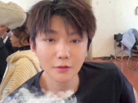 原来和同事直播是不用被搂进怀里的,是吧郝熠然!