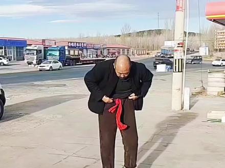 到现在大家可能还不知道,这个很火的,萌娃学老爷爷跳舞视频,是怎么制作的,今天主播三秒钟教会你,怎么用一张照片在剪映制作,首先点这个,分享给你好友,再点击这里,找到这个模板,没有剪映的要下载,点击进去,就看到剪同款,点进去上传拍好的照片#爱跳舞的宝宝 #创作者中心 #创作灵感 #萌娃跳舞 #剪映