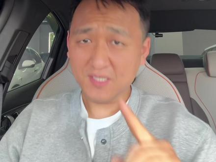 华为属于谁?你要搞清楚 鸿蒙不是华为的鸿蒙,是中国的鸿蒙!国家直接把它写进了“十五五”规划纲要,这是什么级别?这是国家级战略入场券!以前咱们说国产操作系统差点意思,生态不行、性能拉胯、只能在小角落苟着——现在,统统闭嘴!
【国家下场】
你以为是华为自己在拼?错!现在是举全国之力在干这件事。工信部发文:政务、央企,关键行业,优先适配鸿蒙!新品项目优先用鸿蒙!谁还敢犹豫?国家发改委更狠,直接把鸿蒙生态塞进2026年新基建重点扶持清单,最高5000万资金支持!真金白银砸进去,帮鸿蒙建生态、扩应用,这不是喊口号,这是拿钱往桌上拍!
【落地数据甩你脸上】
有人酸:政策好看,落地算数?行,给你数据。全国31个省,近400款政务应用,全部完成鸿蒙适配!30家国家级政务应用,200家央企核心系统,全面跑上鸿蒙!这不是试点,这是全面铺开!以前政府办公、央企干活,用的啥?国外系统!安全隐患一堆,动不动被人卡脖子。现在好了,自己的系统,数据在自己手里,安全在自己手里,踏实不踏实?太踏实了!
【万亿蛋糕+开发者狂潮】
2026年信创市场规模要破2.65万亿!万亿级的蛋糕,鸿蒙已经咬下最大一口。注册开发者超过1000万!这个生态厚度,在政企桌面场景就是降维打击。为啥?因为鸿蒙开发门槛低到离谱——Web前端开发者,一个月上手!传统PC开发呢?半年起步。而且鸿蒙对硬件要求极低,老旧电脑跑得飞起,企业不用换硬件就能升级系统,成本直接打下来!
【国家意志+产业实力双向奔赴】
这背后是什么?是国家要自主可控,要数字安全;鸿蒙刚好有技术、有生态。两边一拍即合,从消费端到政企端,全面突破!以前总有人说中国做不出自己的优秀操作系统,现在呢?鸿蒙做到了,而且越做越强!这是中国科技发展到了这个阶段的必然结果,是国家战略布局的必然选择!
从顶层设计到产业落地,从千亿研发到万亿信创,鸿蒙这步棋,走得又稳又远!它不只是华为的鸿蒙,它是中国的鸿蒙,是你我他的鸿蒙!未来几年,你们会看到政府服务、央企应用、关键行业,全部跑在鸿蒙上。这颗国家投下的炸弹,炸掉的是国外技术的垄断,炸出的是中国科技的底气和未来!
等着看吧——鸿蒙如何一步步接管中国数字经济的核心命脉,如何在全球科技竞争中,为中国赢下一席之地!