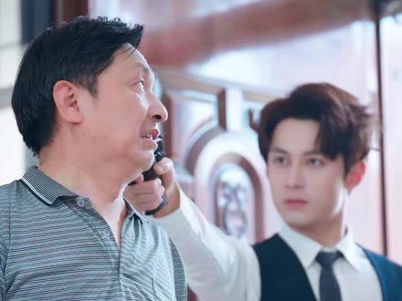 活不过三十岁?她怀了他的救命药! #续命娇妻哪里逃 #这就是爱 #恋夏甜剧 #短国的夏天
薄家掌权人薄肆,因从小体质特殊,活不到三十岁,多年来一直寻找解决办法,在距离死期还有三个月时,大师算到薄肆命中出现一子,此子不仅是薄肆的孩子,更是薄肆命不久矣的转机,薄肆想到数月前和自己有过交缠的女人,连忙派人寻找。姜吱吱是个爹不疼娘不爱的小可怜,为了赚钱补贴家用,早早被逼的辍学,在一次护工兼职时,意外遇见中药的薄肆,被薄肆强迫后两人一夜情,薄肆得知姜吱吱就是怀了自己孩子的女人后,不仅将人抱回家,还用成熟和绅士,一遍遍的捂着小可怜的内心,而单纯善良的姜吱吱,也在薄肆温柔甜蜜的攻势下,渐渐敞开心扉,改变自己,逐渐走出童年的阴霾,更是在细心的照顾下,薄肆的腿渐渐好了起来。面对单纯懵懂的小女孩,薄肆一心想成为她的依靠,两个受过伤害的人,最终用最温暖的方式照亮了彼此。