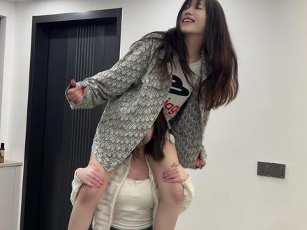 跟三个精神小妹一起玩是种什么样的体验 #精神小伙#搞笑#精神小妹#街头采访#酒吧