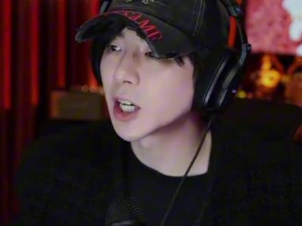 “原创”音乐人顶刘为女明星创作的歌曲《呆米小sa子》 请欣赏“原创”音乐人顶刘为女明星呆米创作的歌曲《呆米小sa子》,绝对魔性的节奏,充满内涵的歌词,我就问你绝不绝?
刘宇宁真的要笑死我!老大!生日快乐!!!##刘宇宁 #刘宇宁直播 #呆米小傻子 #呆米 #刘宇宁直播搞笑片段