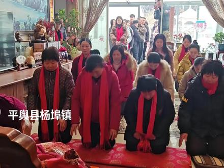 平舆县杨埠镇的五世同堂给百岁老人集体下跪,不是求神拜佛,是为了一块红布上的“福”字——这阵仗,怕不是要给春节添个“跪福”新习俗?#春节仪式感 #农村趣事#过年新花样 #百岁老人 #平舆