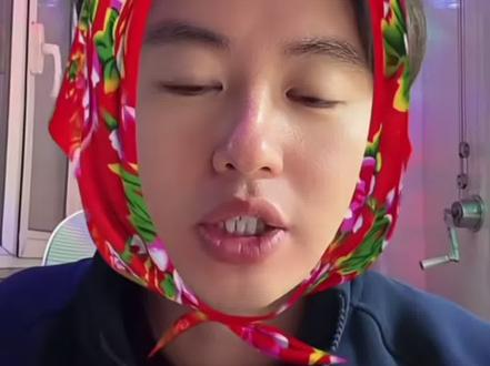 狗总 2月28日 直播总结(财经/国际局势)
⚠️ 以下仅为直播内容整理,不构成投资建议
一、国际局势核心观点
• 聚焦美伊局势:美军对伊朗展开军事行动,重点关注特朗普表态;美国若全面接管伊朗,意在控制石油(伊朗80%原油出口中国)
• 特朗普预计3月31日—4月2日访华
二、投资/板块观点(重点)
1. 黄金
• 周六休市,周一开盘是关键
• 周一若高开:不追高;已有仓位可先卖≤30%,回调再买回
• 局势判断:开战则金价续涨,不战则回落
2. 资源/材料类(重点持有)
• 稀土、稀有金属、有色金属、黄金股、化工:属刚需基础材料,与战争关联度低,坚定持有,别卖
• 稀土:军工刚需(导弹制造),美国依赖中国供应,行情波动大,不追高,等回调再入
3. 其他板块
• 科技/芯片:存储芯片优于逻辑芯片;科技类可适当减仓
• 科创50:成分股调整航天公司,影响不大
• 化工:想加仓但暂无机会
三、操作建议
• 整体:静等周一局势明朗再操作,不盲目追涨杀跌
• 仓位:年前已布局资源类的,继续持有
#黄金#美伊 #基金#狗总#伊朗