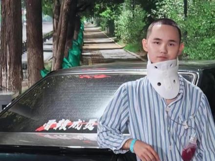 博主“机车界张学友”车祸去世,举行遗体告别仪式,曾骑快车摔惨