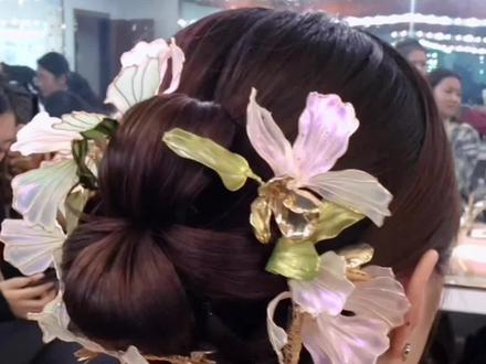 短发中式发型教程,喜欢的记得收藏哦,不然刷着刷着就不在了#中式造型 #中式发型教程 #化妆培训 @抖音小助手