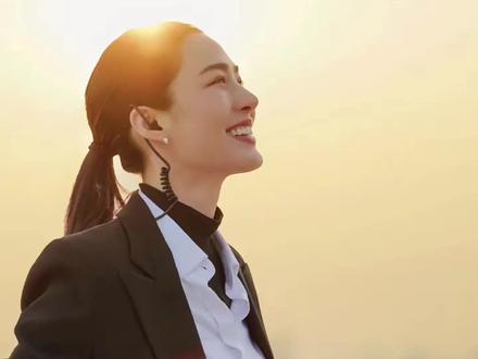 评区时不时有Kao粉冒出问为何没有备她资料,雪碧谁不认识呢,Instagram粉丝量超千万在泰国属前列,十年前荷尔蒙成名,算以上几位的前辈,曾三台签约艺人后独立,自由艺人,借影响力成为泰国不少品牌代言。感情上谈过长达十年的恋爱,最终各自收场。有黑粉但无绯闻,后拍戏时生了一场病对生活的态度增多了领悟,独来独往,甚至在访谈中宣称想半退演艺生涯,近两年四处旅行看世界,在当地也是口碑值得称赞的老演员。如今下海或是机缘巧合,也是她精挑细选,重新对自己演艺事业一个新的挑战与认知。设计很成功,与当代新星风格也是有所不同的。很睿智的当代成功女性,编辑时接电话是被上传无法更改,重新补发一遍,来自个人最看好的几位黑马。我个人最欣赏的是邝总,雪碧!雪碧我微博资料相对多些,最早嘛!能吸引我眼球的永远善良第一位。
另外金凤微网最近挺火,堪称说第二个邝玲玲,她身上特质是多面化,言行很温柔,亲友们的乖乖女,说话都腼腆轻言轻语,另一面演技精湛又能文能舞,跳舞可是帅气迷人啊,本是超级学霸出生,品学兼优啊,前途无量。泰百确实很倦了,还好她们泰娱真是一家亲,不管她们签约哪个旗下,共屏都有交流互动。像山药恨不得都全部拉到一起做盟友,还有费里恩跟Fay几个都认识,各忙各工作。都很礼貌的孩子,不纯在恶性竞争,想象如果这几只在一起参加综艺,想象中亚网流量不得分分秒秒炸锅,该多萌。简直颜值才华与实力并存,各家担友可领。不喜勿喷。#松弛感 #泰兰德的女孩 #痞帅天花板 #分享快乐