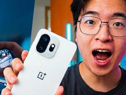 一加15T曝光汇总:尴尬的配置和发布时间 网友褒贬不一 大家好呀,本期为大家带来关于一加15T的曝光消息汇总。
还有两天就是它的发布会了,不过由于预热的时间过长,导致很多网友都没了耐心,评论区随处可见对于发布时间过晚的抱怨。那问题来了,究竟值不值得等待呢?
我们看看它的核心配置:
处理器采用了第五代骁龙8至尊版处理器,对于这一点大家肯定是不意外的。
前置一千六百万像素摄像头,配备后置五千万像素、1/1.56英寸、支持光学防抖的主摄,搭配五千万像素 3.5倍、支持光学防抖的长焦摄像头。摄像头参数看着不是特别出众,希望在价格方面可以体现得更加突出,毕竟这个价位的可选机型实在是太多了。
电池方面拥有七千五百毫安时,支持百瓦快充和五十瓦无线快充。说实话,在2026年如果我想换手机的话,我肯定会优先选择8000毫安时以上的机型,贪心点甚至想上升到9000毫安时,因为这几年来进步最大之一的配件就体现在电池上了,少了这部分的提升总觉得自己花的钱不太值的样子,不知道大家是否跟我一样呢?
屏幕方面是6.32英寸,感觉这个大小单手握持感应该会挺不错,小直屏嘛,支持最高165赫兹刷新率,1.1毫米的四等边,视觉效果肯定不错的。虽然还没有其它具体的屏幕参数,但目前好像也没什么可抱怨的。
其它方面,拥有金属边框、3D超声波指纹解锁、X轴线性马达,IP66/68/69/69K防护等级。
五种可选规格:12GB+256GB、16GB+256GB、12GB+512GB、16GB+512GB、16GB+1TB。
那么以上就是目前曝光的配置汇总了,大家怎么看呢,起步价多少钱合适。我个人觉得这个时间点发布,加上这款机型的曝光配置来看,多多少少有点尴尬。内存随着时间猛涨,这款机型的综合配置看着就中规中矩,我们想要它能拥有特别突出的性价比,看似也不太现实。但没有突出的性价比吧,可能部分人群(比如我)对这样子的配置想买又舍不得买。
本期内容就到这里吧,别忘了帮忙点个赞、转发分享给有需要的朋友们,这会对我有非常大的帮助,感谢大家的支持,我们下期再见!#一加 #一加15 #一加15t #科技下一站 ##好东西晒点大会