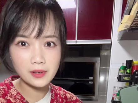 湖南岳阳特色菜,腊肉煮绿豆皮。别人看我做菜像是黑暗料理,但是我和我家里人都觉得吼吼吃#美食vlog #我的厨房日记 #家常便饭吃得香