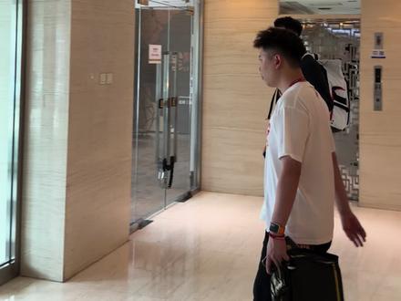#广东宏远 新鲜的奎因出发球馆热身#奎因 永远都是最早的