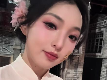 听说zgyyj出了一首好好听的返场曲 音乐剧《破墙》🎵
#墙里的烟火人间 #音乐剧 #破墙 #旗袍 #强东玥