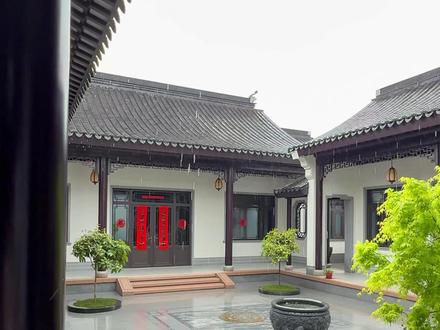 你知道吗?四合院里的四水归堂到底有什么寓意。 所谓四水归堂,就是四合院,四面内侧坡的屋面,雨水都会顺着屋檐,全部汇入中间的天井庭院。
#中式庭院 #四合院 #农村自建房 #四水归堂 #非遗文化