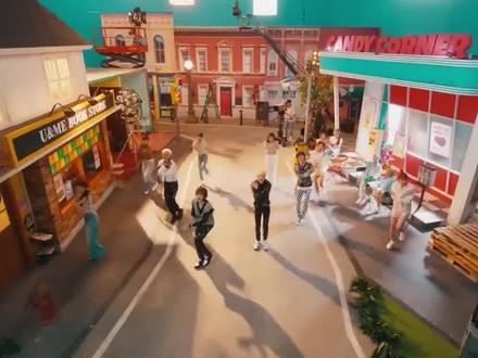 宋旻浩表示亲妹的理想型是自己?韩网热议
哈哈哈成员妹妹的取向都不一样呢好可爱
#韩国 #韩娱 #winner #宋旻浩 #mino