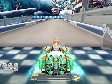 我终于把自己技术练起来了!赛道的记录比以前快了几秒。
跑排位冲过终点线的那一刻,金色的特效铺满了整个屏幕,公屏上全是“大佬666”的弹幕。我看着自己全29的“大脚雷诺”,却一点都开心不起来。
我想起了你。
还记得我们刚认识的时候,你开着一辆粉色的“卓越”,我还是个连“老街管道”都跑不明白的菜鸡。你总在我撞墙的时候,用道具给我铺路,在公屏上发“别急,我等你”。那时候,就算跑得再烂,只要能和你一起冲过终点,我都觉得特别开心。
后来,你认识了那个能上技术大师的大佬。他开着“迈凯伦”,随手就能刷新赛道记录。你开始不再等我,甚至在我失误的时候,会直接在队伍频道里说“你技术太菜了,真没意思”。最后一次一起跑图,你在终点线前停了下来,说“我们不是一个世界的人”,然后头也不回地和那个大佬一起走了。
那天晚上,我把游戏卸了。但没过多久,我又重新装了回来。我开始没日没夜地练图,从“城市体育馆”到“敦煌石窟”,每一个弯道的角度,每一次氮气的时机,我都反复琢磨。手指磨出了茧,眼睛熬红了,终于从一个人人嘲笑的菜鸡,变成了别人口中的“大神”。
我攒够了点券,买了曾经想都不敢想的“雷诺”,也合成了以前人人羡慕的四级宝石!我跑遍了所有赛道,刷新了一个又一个记录。可当我能跑技术大师的时候,却发现这一切都索然无味。
我甚至在一次比赛中遇到了你和那个大佬。你还是老样子,跟在他身后,偶尔发个“加油”的表情。我没有像预想中那样,用技术狠狠碾压他,只是平静地跑完了全程,拿了第一。冲线的时候,我看都没看你们一眼。
因为我突然明白,我拼命练技术,不是为了证明给你看,也不是为了赢回什么。只是那段被你丢下的日子里,我需要找点东西来支撑自己。现在我做到了,却发现最想要的,早就已经不在了。
游戏里的奖杯再多,也换不回那个曾经在终点线前等我的女孩。而现在的我,也早已不需要这样的等待了。#qq飞车